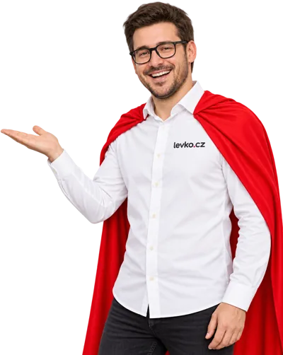Maskot Levko v červeném plášti ukazuje na nabídku