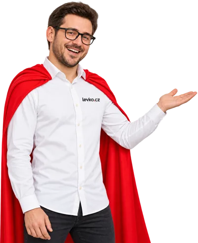 Maskot Levko v červeném plášti ukazuje na formulář
